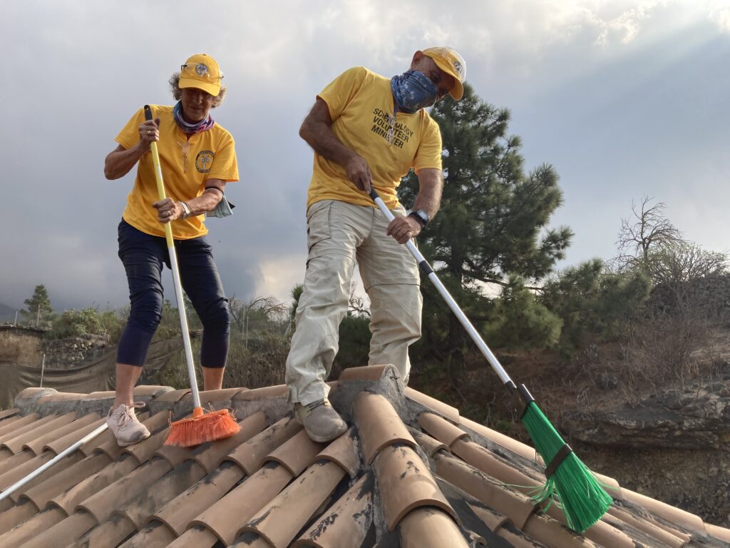 Voluntarios Scientology La Palma, limpiando la ceniza de los tejados