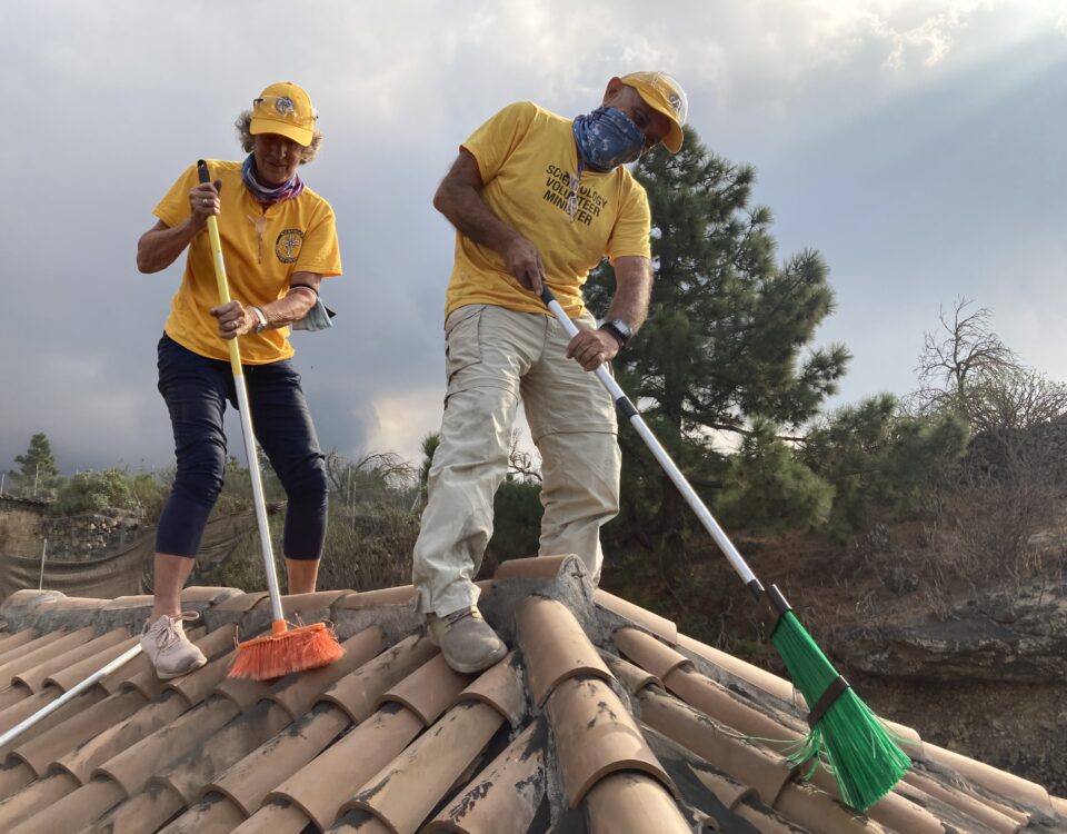 Voluntarios Scientology La Palma, limpiando la ceniza de los tejados